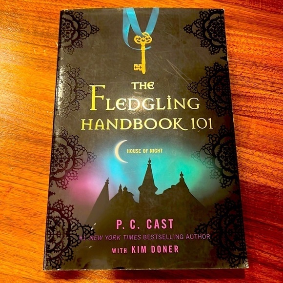 The Fledgling HANDBOOK 101 - P.C. Cast - House Of Nights - NWT - Picture 1 of 2